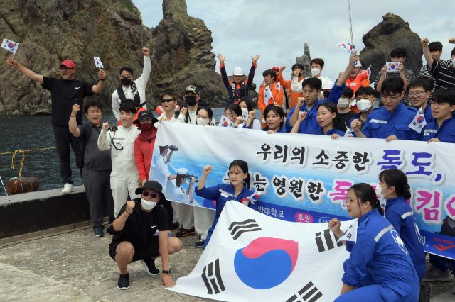 목포해양대학교 학생들이 13일 독도에서 ‘독도는 우리땅’을 외치며 힘찬 구호를 외치고 있다.