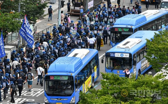 20일 서울 용산구 한강대로에서 버스들이 움직이지 못하고 있다.