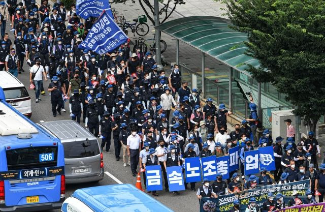 20일 서울 용산구 서울역에서 전국금속노동조합(금속노조) 조합원들이 총파업 결의대회를 마친 뒤 한강대로를 따라 용산 대통령실이 있는 삼각지역을 향해 행진하고 있다.