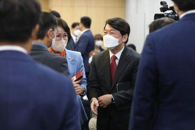 안철수 국민의힘 의원이 20일 오전 국회 의원회관에서 과학기술 패권시대의 경쟁 전략을 주제로 열린  '위기를 넘어 미래로, 민·당·정 토론회'에서 참석자들과 인사하고 있다. 2022.7.20 [국회사진기자단]