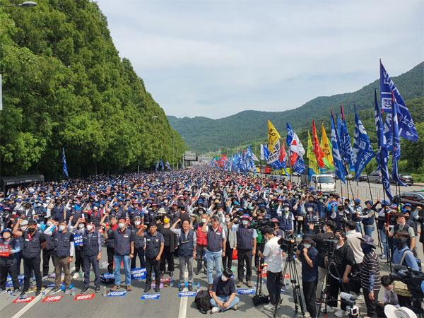 20일 오후 3시께 경남 거제시 아주동 대우조선해양 정문 앞에서 전국 금속노조 영호남권 조합원 5000여 명이 모여 총파업 결의대회를 열고 있다. [거제 = 최승균 기자]