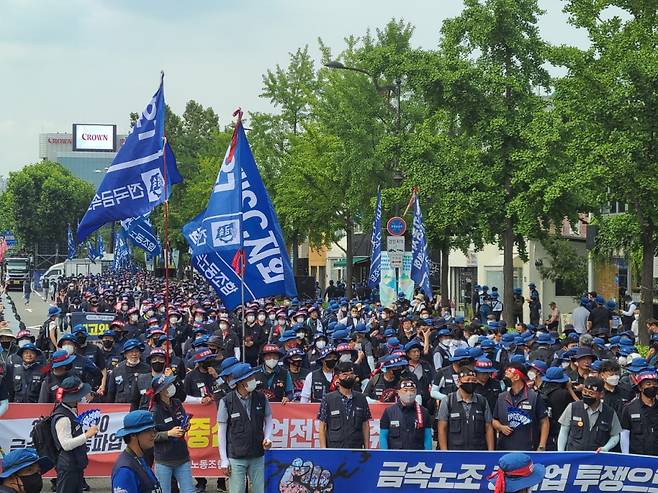 전국금속노동조합 소속 조합원들이 20일 오후 서울역에서 열린 총파업 결의대회를 마치고 용산 대통령실이 있는 삼각지역 방향으로 행진하고 있다. /사진=하수민기자