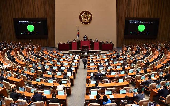 [서울=뉴시스] 김선웅 기자 = 20일 오전 서울 여의도 국회에서 열린 제398회 국회(임시회) 제2차 본회의에서 민생경제안정 특별위원회 구성의 건이 가결되고 있다. (공동취재사진) 2022.07.20.