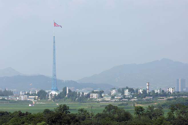 판문점 공동경비구역(JSA) 견학이 재개된 가운데 19일 경기도 파주시 판문점 3초소에서 바라본 북한의 기정동 마을 내 문화회관에 걸려 있는 인공기가 펄럭이고 있다. [연합]