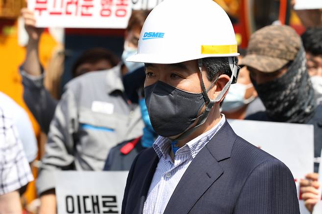 윤희근 경찰청장 후보자가 지난 19일 경남 거제 대우조선해양 옥포조선소 파업 현장을 둘러보고 있다. [경찰청 제공]