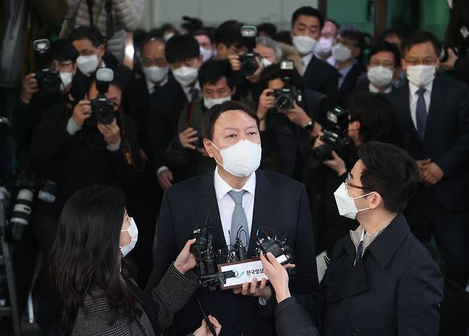 전격적으로 사의를 표명한 윤석열 검찰총장이 서울 서초구 대검찰청 청사를 나서고 있다. 문재인 대통령은 윤 총장의 사의를 한 시간여 만에 수용했다. 연합뉴스