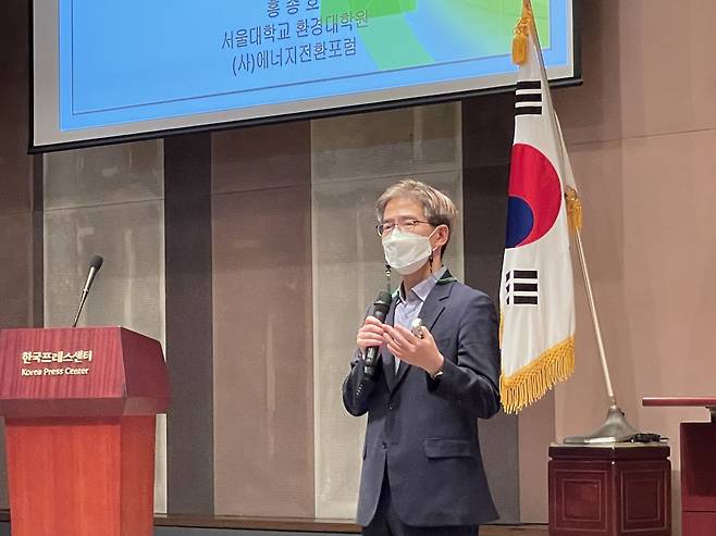 홍종호 서울대학교 환경대학원 교수가 20일 오전 서울 종로구 한국프레스센터에서 ‘에너지 전환과 일자리’ 주제로 열린 토론회에서 발언하고 있다. [최준선 기자]