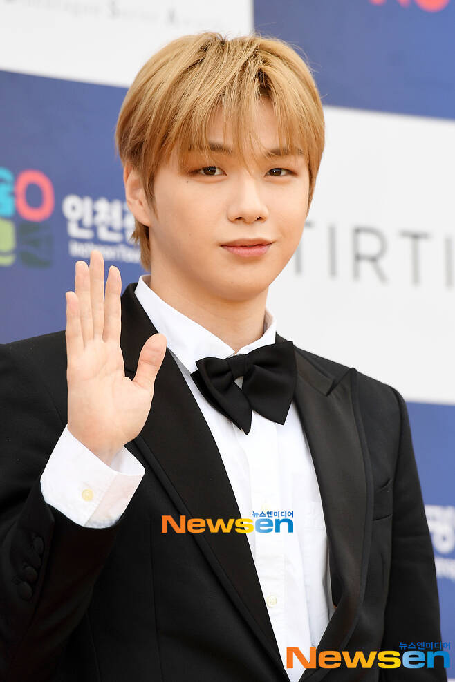 Singer Kang Daniel was involved in the Run the client controversy while referring to the two programs he starred in.Kang Daniel recently talked to fans on the fan communication platform Univers app and said of Mnet Street Man The Fighter (hereinafter referred to as Smanpa), Im so comfortable because Im a man to be honest.Im happy. Im not sucked. I was really scared. I was more scared when I was sgull wave (Street Dance Girls The Fighter), but now Im better, he said.So some fans pointed out that they were scared. Why are you scared? Youre right? Reciting poetry in front of 60 men. Its scary.I was shaking my cue card, but at first. Makeup is also a sister who has a big eye line. When the comments to women were uncomfortable, they said, I did not know what to say. Ill be sick (Ill pass).Those people will be angry if they go to standing Komidi. Really. Live comfortably. We are a tough life. We can live without crossing the line.Kang Daniels intention would have meant that it was more comfortable with same sex, not to compare women and men.It is difficult to say that the expression scared or fastened is generally used.MC Kang Daniel also felt overwhelming energy in the intense tension enough to fight sisters fight.But the real problem is not Kang Daniels program-related remarks, but the way he treats fans.It is pointed out that it was not appropriate to mock and block the fans who presented the disagreement saying I will be angry if I go to stand Komidi.If the words were corrected with accurate expressions that did not misunderstand the criticism, the conversation in the fan platform would not have spread to the entertainment industry controversy.It is not an insult with intention, but it is a reason why we can not avoid the responsibility of Run the client.I wonder if Kang Daniel, who compares his program with the program he is going to appear in and plays with fans in the process, was a suitable act as an MC.I am saddened by the words and actions of the sole MC Kang Daniel, who has poured cold water on the Smanpa who is preparing to be overshadowed by the Swoopa shade.