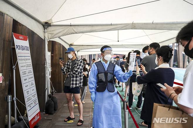 [서울=뉴시스] 정병혁 기자 = 0시 기준 국내 코로나19 신규확진자가 7만6402명으로 집계된 20일 오전 서울 송파구보건소 선별진료소를 찾은 시민들이 검사를 받기 위해 줄 서 있다. 2022.07.20. jhope@newsis.com