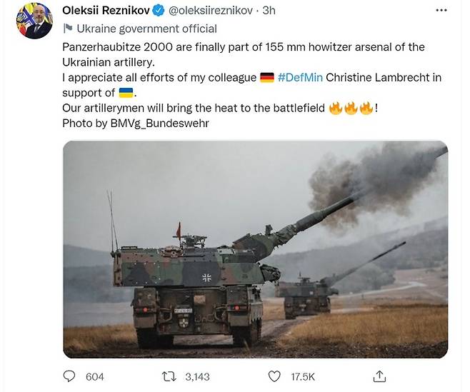 [서울=뉴시스]올렉시 레즈니코우 우크라이나 국방부 장관은 21일(현지시간) 트위터를 통해 독일이 지원한 판처하우비처(PzH) 2000 자주포가 도착했다고 밝혔다. 사진은 그의 트위터(@oleksiireznikov) 갈무리. 2022.06.22.