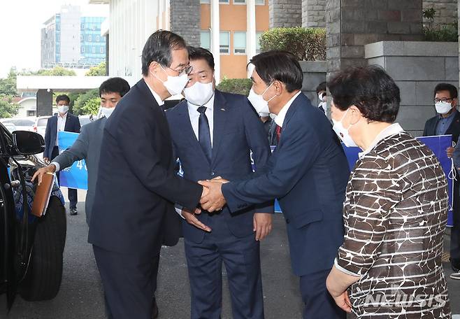 [제주=뉴시스] 우장호 기자 = 한덕수 국무총리가 20일 오후 제주도청 4층 탐라홀에서 열린 제30차 4·3중앙위원회 회의 참석에 앞서 오임종 제주4·3희생자유족회장과 악수하고 있다. 2022.07.20. woo1223@newsis.com