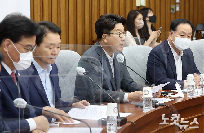 국민의힘 권성동 대표 직무대행 겸 원내대표가 19일 오전 서울 여의도 국회에서 열린 원내대책회의에서 모두발언을 하고 있다. 윤창원 기자