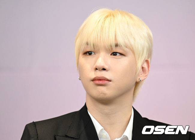 [OSEN=이대선 기자] 24일 오전 서울 강남구 그랜드 인터컨티넨탈호텔 파르나스에서 가수 강다니엘의 첫 번째 정규앨범 'THE STORY' 발매기념 기자간담회가 열렸다.가수 강다니엘이 취재진의 질문을 듣고 있다. 2022.05024 /sunday@osen.co.kr