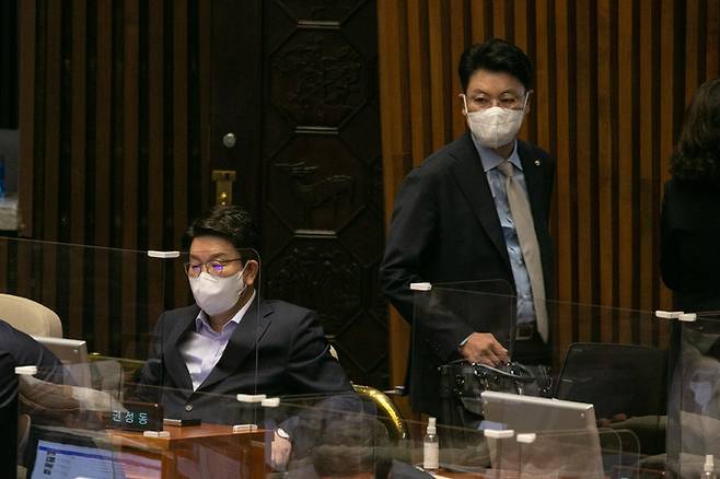 국민의힘 권성동 당대표 직무대행 겸 원내대표가 20일 오전 국회에서 열린 본회의에 참석한 가운데 장제원 의원이 그 뒤를 지나가고 있다. 국회사진기자단