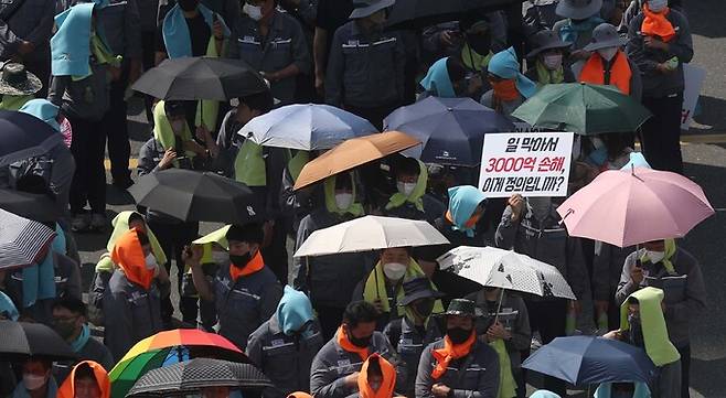 원청 노동조합 소속 노동자와 협력업체 대표가 20일 오후 경남 거제시 아주동 대우조선해양 옥포조선소 내에서 파업 중단을 촉구하는 맞불 집회를 열고 있다.   연합뉴스