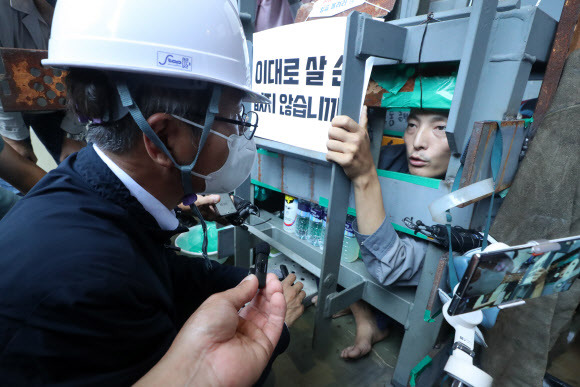 설득 나선 고용장관 - 이정식(왼쪽) 고용노동부 장관이 19일 오후 경남 거제 대우조선해양 옥포조선소에서 농성 중인 유최안 금속노조 거제통영고성 조선하청지회 부지회장을 면담하고 있다. 거제 연합뉴스