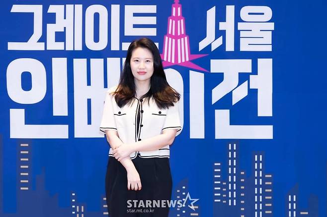 이진아 PD가 20일 오전 온라인 생중계로 진행된 엠넷 예능 '그레이트 서울 인베이전' 제작발표회에 참석해 포즈를 취하고 있다.  글로벌 밴드가 되기 위해 THE G TOWER(더 지 타워)에 모인 밴드들의 혹독한 생존게임을 그린 프로그램 '그레이트 서울 인베이전'은 오늘(20일) 첫 방송된다. /사진제공=엠넷 2022.07.20 /사진=이동훈 기자 photoguy@