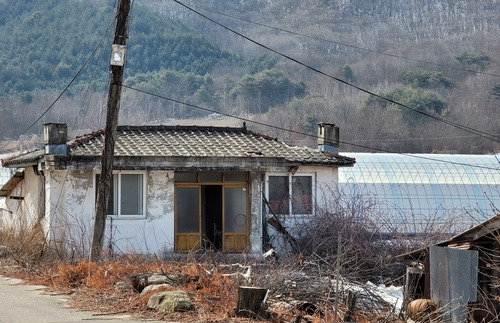 농촌에 장기간 버려진 폐가 [연합뉴스 자료사진]