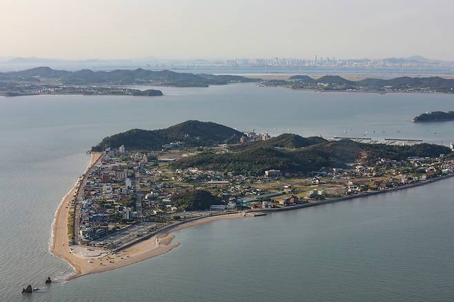 경비행기에서 바라본 제부도와 인천 송도 [사진/진성철 기자]