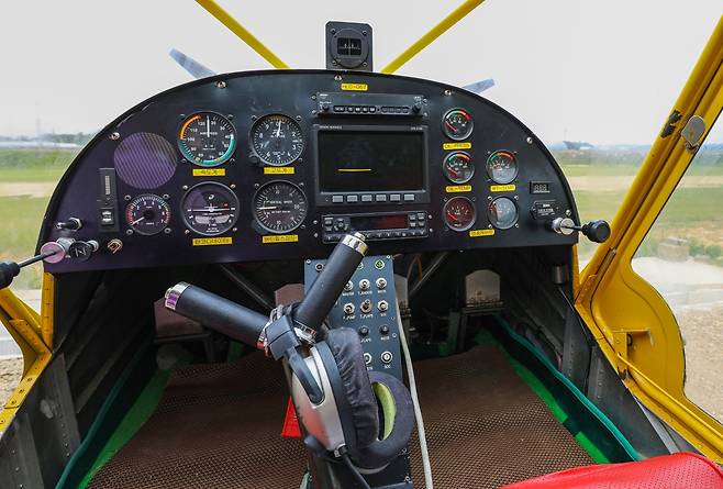 경비행기 조종석의 조종간과 비행 계기판 [사진/진성철 기자]