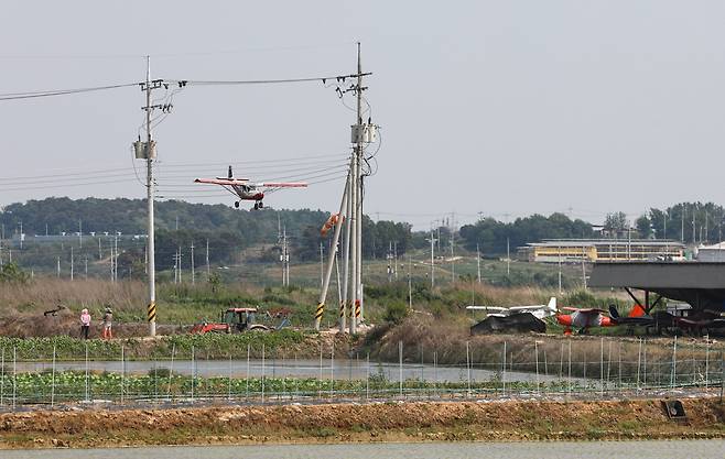 하늘누리항공 활주로에 착륙하는 경비행기 [사진/진성철 기자]