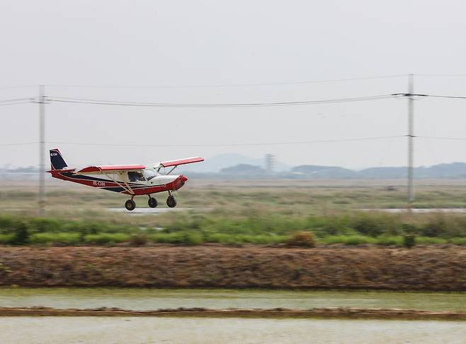 이륙하는 경비행기 [사진/진성철 기자]