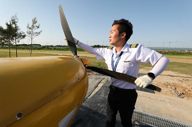 프로펠러 점검하는 홍문철 교관 [사진/진성철 기자]