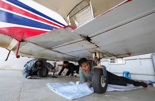 경비행기 정비하는 김대형 대표와 직원들 [사진/진성철 기자]