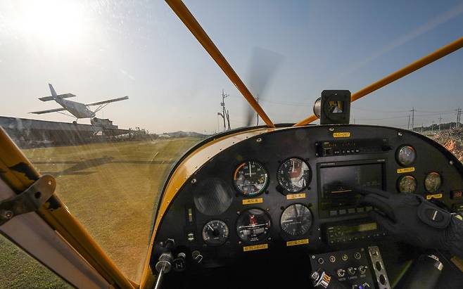 하늘누리항공 활주로에서 이륙 대기하는 경비행기 [사진/진성철 기자]