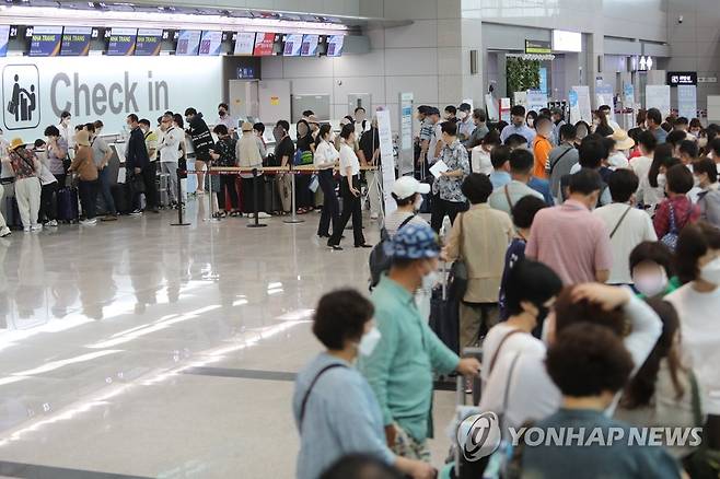 2년 4개월 만에 재개한 무안공항 국제선 [연합뉴스 자료사진]r