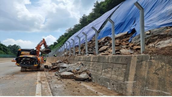 서해안고속도로 사면붕괴 [한국도로공사 제공. 재판매 및 DB 금지]