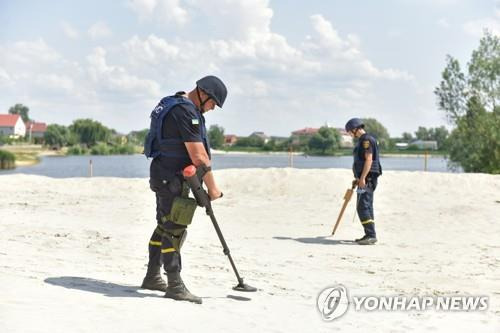 우크라이나 지뢰 제거작업 현장 [EPA 연합뉴스 자료사진. 재판매 및 DB 금지]