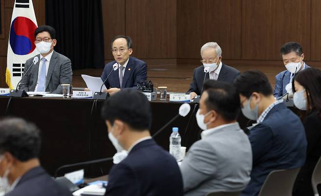 추경호(왼쪽에서 두번째) 경제부총리 겸 기획재정부 장관이 21일 서울 중구 은행회관에서 열린 세제발전심의위원회에서 ‘2022년 세제 개편안’에 대해 발언하고 있다. (사진=연합뉴스)