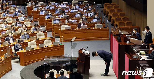 권성동 국민의힘 당대표 직무대행 겸 원내대표가 21일 서울 여의도 국회에서 열린 제398회 국회(임시회) 제3차 본회의에서 국정에 관한 교섭단체대표 연설에 앞서 고개 숙여 인사하고 있다. (공동취재) 2022.7.21/뉴스1 © News1 유승관 기자