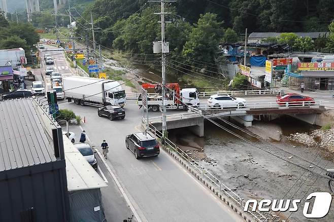 김동연 경기도지사는 21일 "언제나 답은 현장에 있다. 현장을 중심으로 도민들의 숙원 사업들을 하나하나 풀어가겠다"고 밝혔다. 사진은 고기교 현장(김동연 지사 페이스북 캡처)© 뉴스1