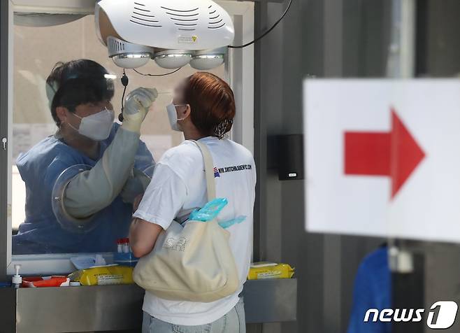 21일 서울 용산구보건소 신종 코로나바이러스 감염증(코로나19) 선별진료소에서 의료진이 검체검사를 하고 있다. 2022.7.21/뉴스1 © News1 송원영 기자