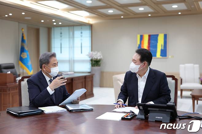 윤석열 대통령이 21일 용산 대통령실 집무실에서 박진 외교부 장관으로부터 업무보고를 받고 있다. (대통령실 제공) 2022.7.21/뉴스1 © News1 안은나 기자