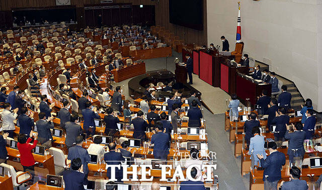 권 원내대표의 연설 종료 직후 국민의힘 의원들이 기립 박수를 치고 있다.