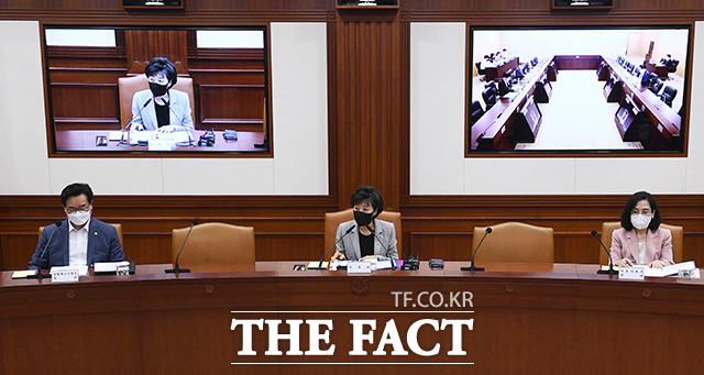 박순애 사회부총리 겸 교육부 장관이 모두발언을 하고 있다. 왼쪽부터 정황근 농림축산식품부 장관, 박 부총리, 김현숙 여성가족부 장관.