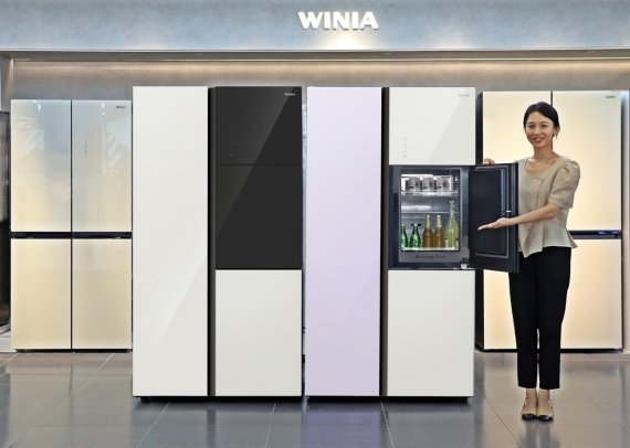 모델이 위니아 802ℓ 양문형 냉장고를 소개하고 있다. 위니아 제공
