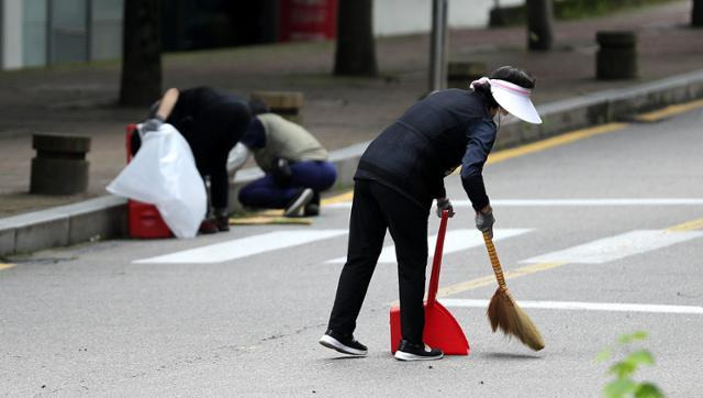 지난해 7월 서울의 한 대학교에서 청소노동자들이 일을 하고 있다. 사진은 기사 내용과 관련 없음. 뉴스1