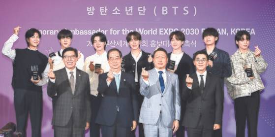 19일 서울 용산구 하이브엔터테인먼트에서 열린 방탄소년단 2030 부산세계박람회 홍보대사 위촉식에서 박형준 부산시장, 한덕수 국무총리, 최태원 대한상의 회장, 박지원 하이브 대표(앞줄 왼쪽부터)와 방탄소년단이 기념포즈를 취하고 있다. [뉴스1]