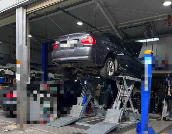 대학생 이모(21)씨가 지난해 12월 구입했던 BMW 차량을 수리받는 모습. 이씨는 ″6개월간 수리비로만 300만원을 썼다. 예상치 못하게 차량 수리비 등 유지 비용이 들었다″고 말했다. 이씨 제공