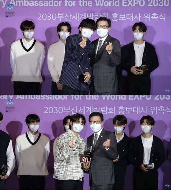 뷔와 정국에게 위촉패를 전달한 뒤 손가락 하트 포즈를 취한 박형준 부산시장. [유튜브 캡처]