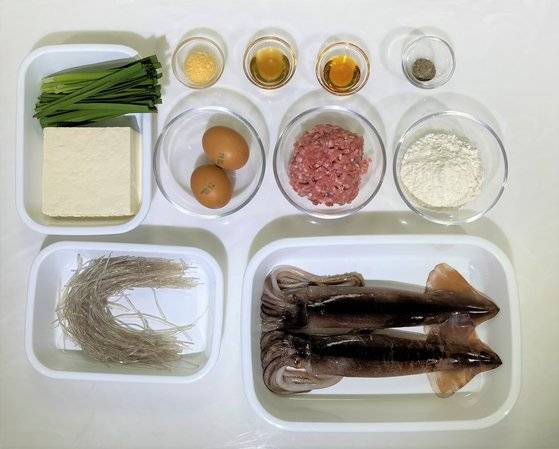 오징어순대 재료. 사진 이정웅