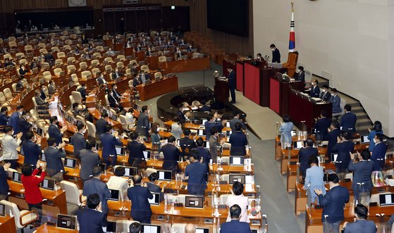 권성동 국민의힘 당대표 직무대행 겸 원내대표가 21일 서울 여의도 국회에서 열린 제398회 국회(임시회) 제3차 본회의에서 국정에 관한 교섭단체대표 연설을 마치자 여당 의원들이 기립박수를 보내고 있다. 뉴스1