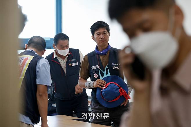 21일 경남 거제시 아주동 대우조선해양에서 대우조선해양 협력업체와 하청지회가 비공개 협상을 하고 있다./문재원 기자