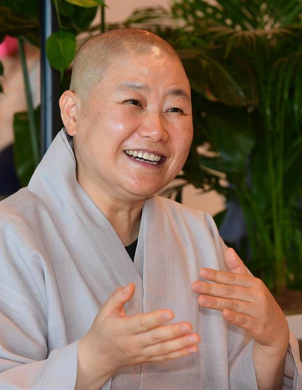 쿠무다의 이사장인 주석스님. 여주연 기자