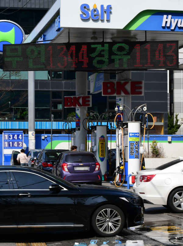 과거 부산 연제구 한주유소에서 운전자들이 기름을 넣고 있다. 국제신문DB