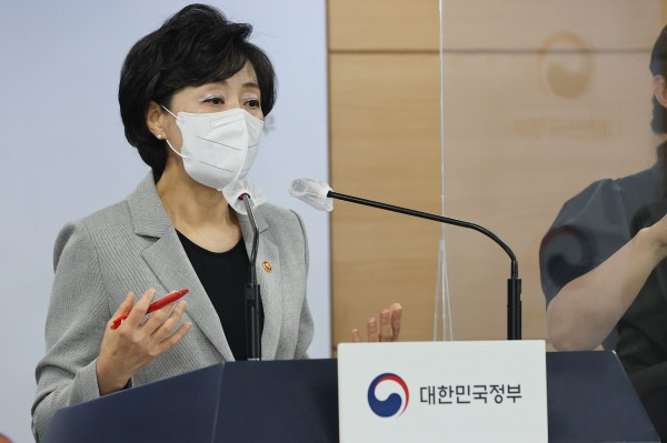 박순애 사회부총리 겸 교육부 장관이 지난 19일 서울 종로구 정부서울청사에서 반도체 관련 인재 양성방안에 대해 발표하고 있다. 연합뉴스